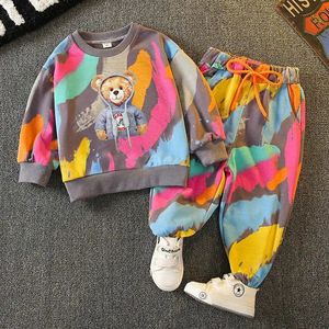 Frühlings-Babykleidungsset, modisches Graffiti-Pullover und Hosen-Set für Kinder, Jungen und Mädchen, Cartoon-Bär oben und unten, Sportkleidung 240218