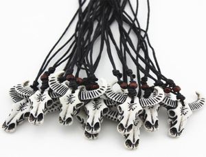 Moda inteira 12 pçslote imitação de osso de iaque esculpido tribal om branco vaca touro cabeça crânio pingentes colar amuletos presentes mn1089003741