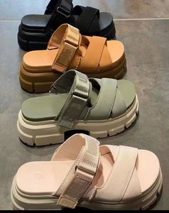 Yaz Ayakkabıları Yeni Uggie Aston Kalın Sole Kadın Terlik Tasarımcı Ayarlanabilir Velcro Yükseltmeler Traend Çok yönlü kadın sandalet lastik dış taban 36-41