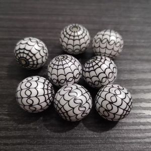 Großhandel 20mm 100pcsbag Acryl weiß matt Perlendruck schwarz Spinnennetz Perlen für Halloween-Schmuck 240125