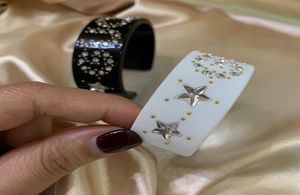 Il nuovo braccialetto di moda aperto con stella di diamanti in resina bianco e nero braccialetto selvaggio opzionale bicolore3155351