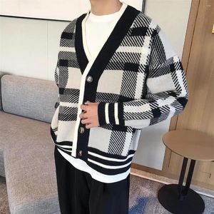 Herrtröjor Knit tröja Male V Neck Clothing Cardigan Coat Striped Red Jacket Korean 2024 Autumn Clothes Winter Classic