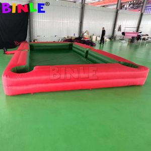 Großhandel 9x6m (30x20ft) mit Gebläse Roter riesiger aufblasbarer Snookertisch Aufblasbarer Snooker-Fußballplatz-Fußball-Billardtisch für interaktives Indoor-Outdoor-Spiel