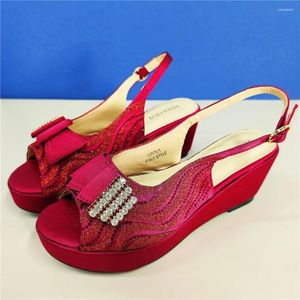 Модельные туфли, летние сандалии для женщин, 2024, свадебная обувь на высоком каблуке с серебряными стразами и цветами, вечерние туфли в Нигерии
