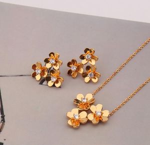 Collana a tre fiori versione coreana, abbinata casualmente a un set di gioielli con orecchini ad ago in argento 925 a sei petali di fiori freschi ed eleganti da donna