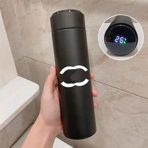 Tazza d'acqua di design doppia cc Tazza thermos portatile in acciaio inossidabile di grande capacità per esterni Tazza per auto di design di lusso da 500 ml