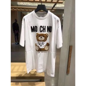 Kvinnors blusar skjortor designer kvinnor moschino tshirt sommar italienska lyxvarumärken nya tees tecknad björn lös bomull rund hals 2403184