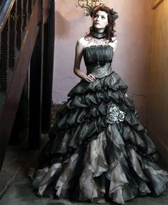 Gotisk tiered bollklänning bröllopsklänningar svart och champagne organza vintage brudklänningar stropplös ärmlös lång brud klänning