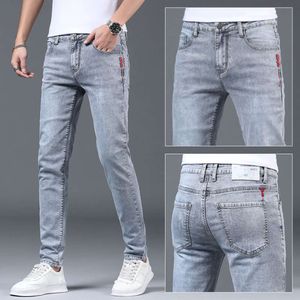 Lai hög elasticitet nya ljusblå jeans för mäns koreanska version trend smala passform små benbyxor mångsidiga för medelålders och unga mäns byxor