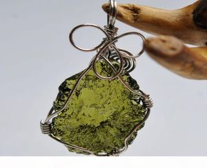 Natural Moldavite Green Crystal Energy Stone Pendant för män och kvinnor par halsband fina smycken LJ2010167338176