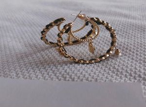 Metal Hoop Earring Accessories Lock med Leather Fashion Pearl C Symbol Retro Designer örhängen6427838