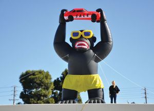 8mH (26 pés) atacado promocional personalizado ao ar livre atividade gigante preto inflável Kingkong Gorilla chimpanzé modelo animal com carro de retenção para publicidade