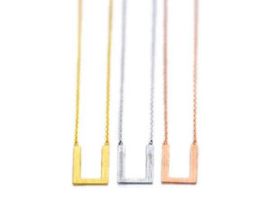 Modische U-Anhänger-Halsketten. Schöne Zeichnung auf der Oberfläche der U-förmigen Halsketten. Einfache geometrische Geometrie-Anhänger-Halsketten. 2897651