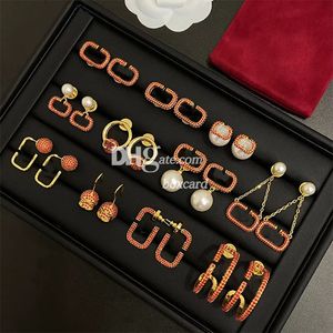 Luxuriöse rote Strass-Ohrringe, Kristall-Ohrringe, 11 Stile, Kollektion, trendige, mit Buchstaben überzogene Perlenohrringe, Charms-Ohrstecker, mit Geschenkbox
