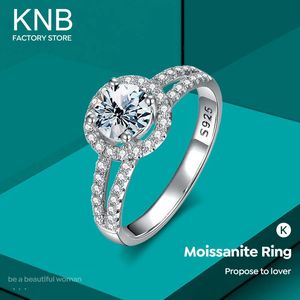 KNB Brillanter Solitär-Diamant, rund, V-Form, Halo-Ringe für Damen, luxuriöser Ehering, 925er Sterlingsilber, Schmuck 240130