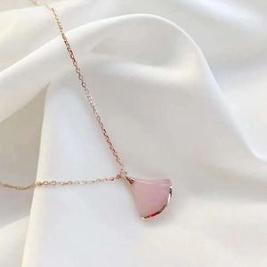 2024Bulgarilies v Gold Designer Necklace Women Natural Pink Fritillaria Clavicle Chain مطلية Withros
