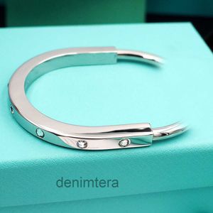 Bracciale classico in oro Designer Diamond Woman Bangle Lock Braccialetti con ciondoli in acciaio al titanio Placcato 18k Gioielli Regali per feste di nozze 4BPT