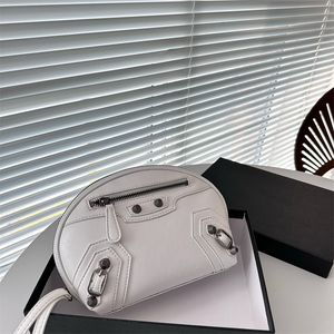 Bolsa de design retrô carteira de alta qualidade luxuosa acessórios de metal prateado antigo com zíper abrindo e fechando linhas finas bolsas de cosméticos de couro de ovelha pequenas senhoras pretas.