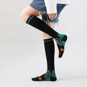 Skarpetki sportowe Dots Streetwear Compression na świeżym powietrzu Koreańskie pończochy piłkarskie mężczyzn Soccer Knee High Tube Sock