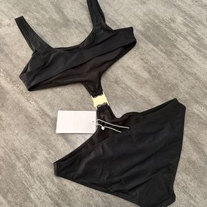 Neuer Badeanzug, lässig, Sommer, Strand, Schwimmen, zweiteiliger Bikini. Entworfen in Schwarz und Gold, passt der neue Komfort zu allem Bikini-Designer-Frauen-Sexy-Badeanzug