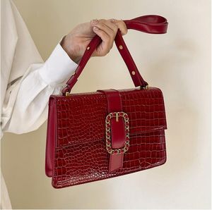 Skórzana torba na ramię w retro dla kobiet luksusowa klapa crossbody torba solidna torba pod pachami czerwona torba crossbody torebka