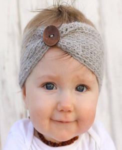 新しい手作りのベビーニットかぎ針編みヘッドバンドファッション男の子の女の子ヘッドバンドはボタンの子供のヘアアクセサリーを使用します1103855