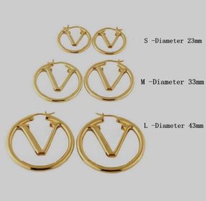 Luxur Designer Fashion Style Stud Earrings Lady Women GoldsilverColour Hardware Graved Hollow Out V Initialer Hoop Earring M645949815