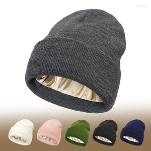 Basker satin fodrad vinter beanie hattar för kvinnor män mode cool skalle mössa silk stickad mjuk tjock varm hatt