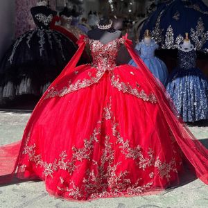 Abito Quinceanera rosso con spalle scoperte Abito da ballo con applicazioni floreali in tulle di pizzo con mantello Abito da principessa Dolce abito da festa di 15 anni