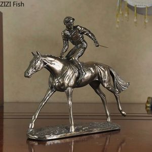 Statua di corsa di cavalli Artigianato in resina Ornamenti per cavalieri Decorazione da scrivania Atleta Scultura Camera Estetica Arredamento 240123