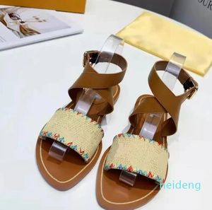 Designer -Kvinnor Sandaler Flat Bottom Beach Sandal Cross Nacing Flip Flops Leather