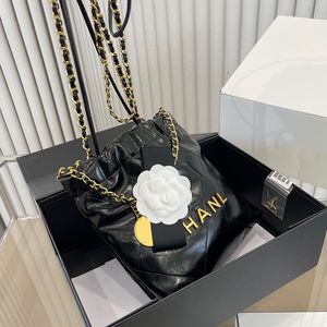 Kadın tasarımcısı klasik kapitone 22 mini alışveriş çantası Camellia klipli yuvarlak deri kayış gümüş/altın metal matelasse zincir crossbody omuz çanta 18x21cm