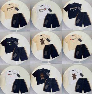 T-shirt classiche per bambini Tute estive Set due pezzi Stili multipli Tute per ragazzi e ragazze Taglia 100-150 bambino Maniche corte in cotone e pantaloncini stampati con lettere a griglia Jan20