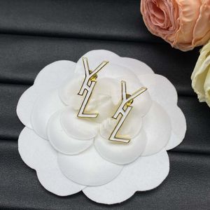 Brincos de ouro de alta qualidade, letras clássicas com esmalte branco, brincos femininos elegantes e de grife, suportes de orelha personalizados