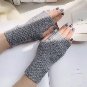 Nya vinterhalvfingerhandskar för kvinnor flickor mode mjuk ull stickade handskar fast färg klassiska armhandskar fingerlösa vantar