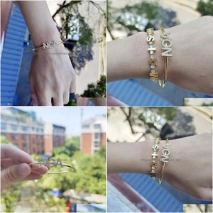 Bangle Zircon Name Bangles Personlighet Anpassade armband ord Bokstäver Kvinnsmycken gåva 231128 Drop Leverans Armband Dhtno