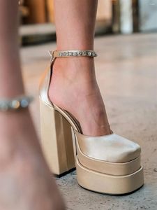 Elbise Ayakkabı Lady Square Toe Aevitas Heels Kristaller Pim Kılıç Ayak Bileği Kayışı Platformu Orta Tablo Kapalı Blok Topuk Saten Parıltılı
