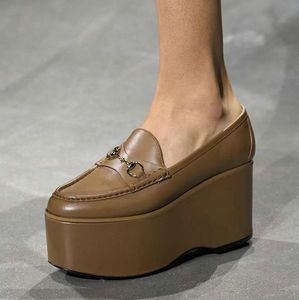 Tasarımcı Ayakkabı Kadın Resmi Ayakkabı Yeni Klasik Buzağı Retro Sünger Kek Ayakkabıları Su Geçirmez Platform Kalın Sole Sliping Topuk Ayakkabı Düz ​​Sole Loafers Tek Ayakkabı