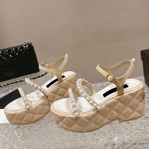 Kvinnors slingbacks klädskor designer sandaler justerbar ankel spänne kohud plattform kil 7 cm bilder med pärl quiltad textur matelasse utomhus casual sko