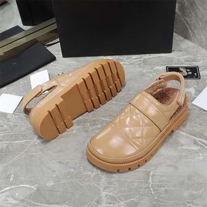 Sandalet tasarımcısı kadın ayakkabılar birbirine kenetlenen kristal toka kapitone slingback daireler kürk deri katır terlikleri peluş slaytlar boyut 35-40