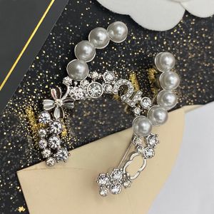 Kvinnors högkvalitativa designer brosch varumärke bokstav design broscher guldpläterade inlage kristall smycken charm pin gifte sig bröllop fest accessorie födelsedagspresent mycket bra