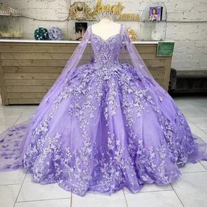 lavendelfjäril quinceanera klänningar med Cape Lace Applique pärlor Sweet 16 klänning mexikanska prom klänningar 2024 Vestidos de xv anos