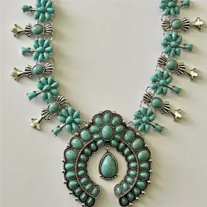 Coppie Collana con bavaglino turchese con fiori di zucca Gioielli del sud-ovest Boho Collana con dichiarazione tribale in pietra verde howlite invidiosa Cowgirl