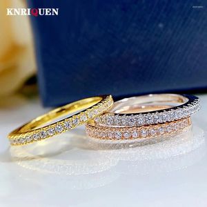 Küme halkaları ışıltılı 925 Sterling Gümüş Tek Sıra Yüksek Karbon Elmas 5A Zirkon Düğün Nişan Yüzüğü Kadınlar için Güzel Takı Beyaz