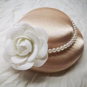 Cloches brud camellia elegant hatt med pärla, kvinnor satin hink hatt bröllopskyrka bankett hatt cocktail tea party huvudbonader