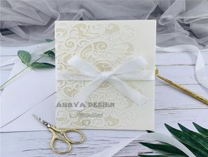 Elfenben anpassningsbara laserskurna trifold bröllopsinbjudan inbjudningar med svarskort och kuvertinbjudan till bröllop födelsedag6335530