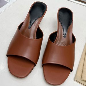 Neue modische Sandalen, Top-Designer-Hausschuhe, echte Leder-Buchstaben-High-Heels, rutschfeste Outdoor-Schuhe, formelle Damenkleidung, sexy Sandalen, Bankett-Hochzeitsschuhe