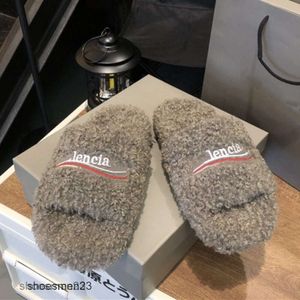 Sandália Bordada Tugs Espessada Família b Balencaiiga Paris Peludo Uma Linha Sandálias De Lã Mulheres 2023 Novo Chinelo Real Externo Shearling Vestindo Casal J3CR