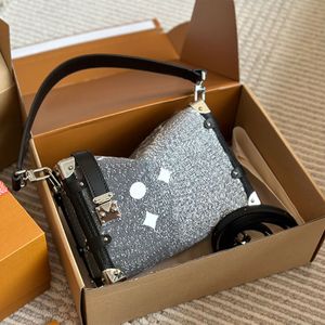 Bagaj Omuz Çantası Crossbody Bags Tasarımcı Çanta Cowhide Orijinal Deri Moda Mektubu Üst Kalite Donanım Tokası Çıkarılabilir Omuz Kayışı Üst Kalite Debriyaj