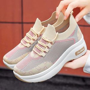 Le scarpe eleganti aumentano la moda con zeppe da donna, casual, corsa, camminata, piattaforma di design per scarpe da ginnastica da tennis da donna